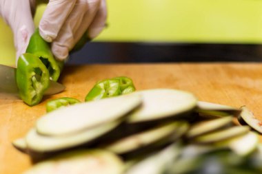 Tahtanın üzerinde bıçakla dilimlenmiş kabak dilimi.