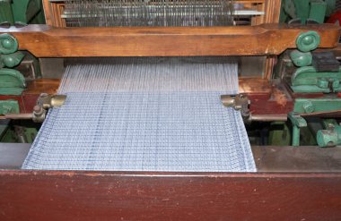 Eski dokuma tezgahı, dönen makine, beyaz ve renkli iplikler