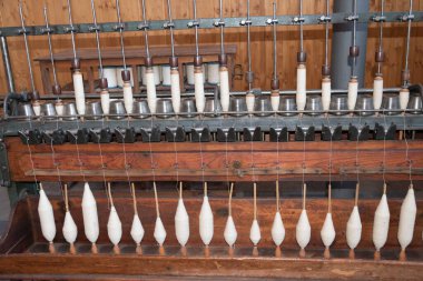 Eski dokuma tezgahı, dönen makine, beyaz ve renkli iplikler