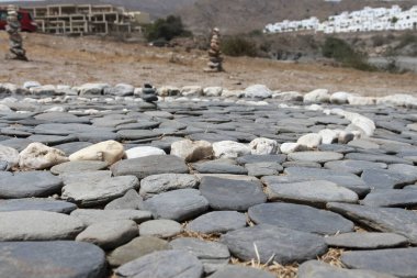 Taşlar kumsalda dengede duruyor, Budizm modu.