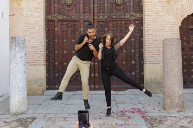 Genç beyaz çift tatilde, Cordoba 'da komik jestler yapıyorlar.