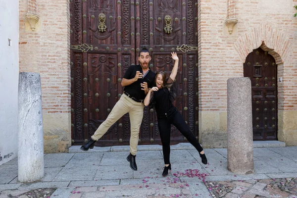 Genç beyaz çift tatilde, Cordoba 'da komik jestler yapıyorlar.