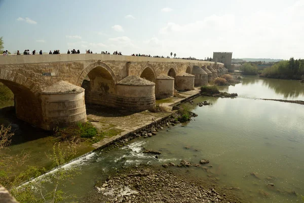 Cordoba, Španělsko - 28. února 2022: Římský most v Córdobě se současným suchem. — Stock fotografie