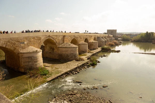 Córdoba, Espanha - 28 de fevereiro de 2022: ponte romana em Córdoba com a atual seca de água. — Fotografia de Stock