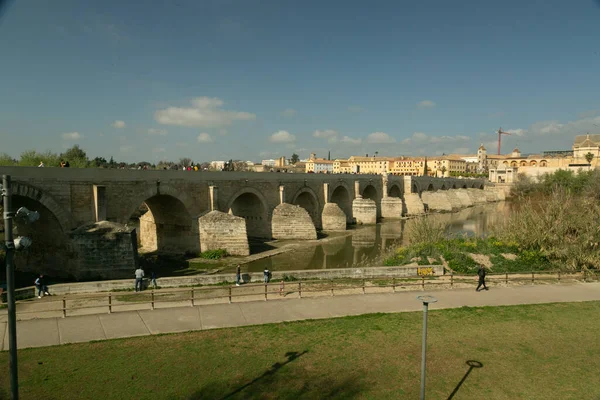 Cordoue, Espagne - 28 février 2022 : Pont romain à Cordoue avec la sécheresse actuelle de l'eau. — Photo