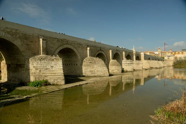 Córdoba, Espanha - 28 de fevereiro de 2022: ponte romana em Córdoba com a atual seca de água. — Fotografia de Stock
