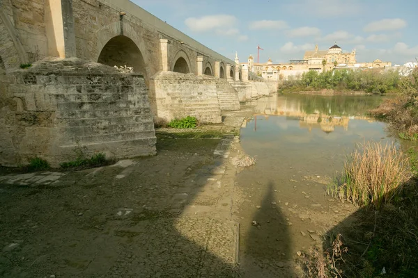 Córdoba, Espanha - 28 de fevereiro de 2022: ponte romana em Córdoba com a atual seca de água. — Fotografia de Stock