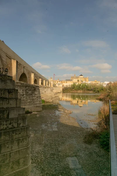 Córdoba, Espanha - 28 de fevereiro de 2022: ponte romana em Córdoba com a atual seca de água. — Fotografia de Stock