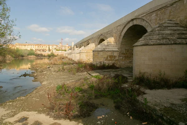 Córdoba, Espanha - 28 de fevereiro de 2022: ponte romana em Córdoba com a atual seca de água. — Fotografia de Stock