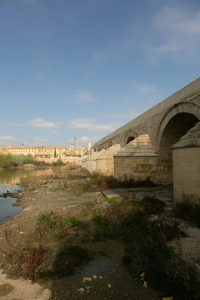 Córdoba, Espanha - 28 de fevereiro de 2022: ponte romana em Córdoba com a atual seca de água. — Fotografia de Stock