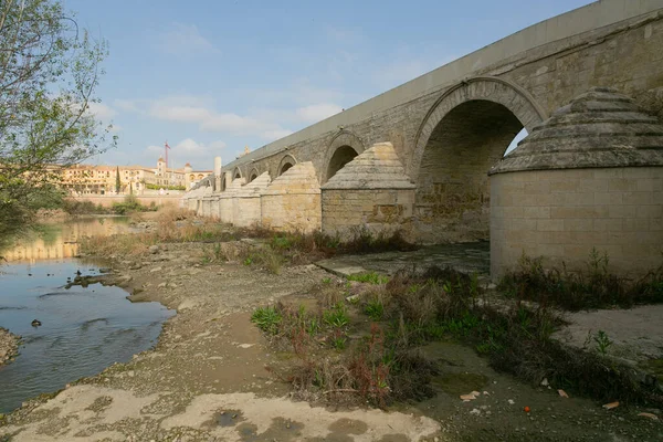 Κόρδοβα, Ισπανία - 28 Φεβρουαρίου 2022: Ρωμαϊκή γέφυρα στην Κόρδοβα με την τρέχουσα ξηρασία των υδάτων. — Φωτογραφία Αρχείου