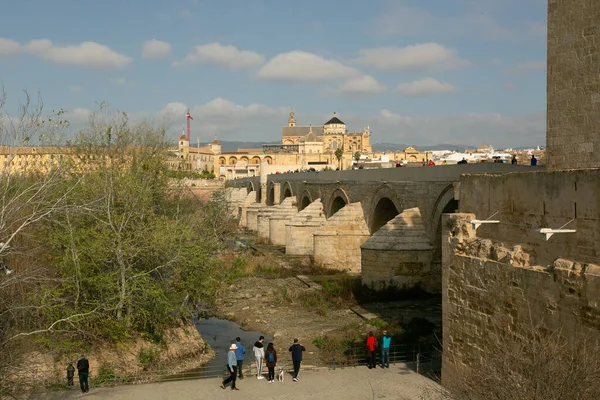 Córdoba, Espanha - 28 de fevereiro de 2022: ponte romana em Córdoba com a atual seca de água. — Fotografia de Stock