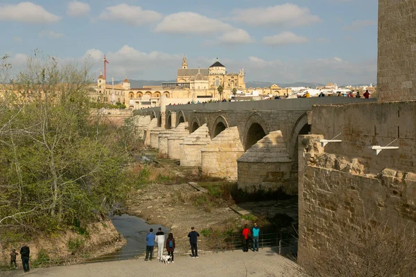 Córdoba, Espanha - 28 de fevereiro de 2022: ponte romana em Córdoba com a atual seca de água. — Fotografia de Stock