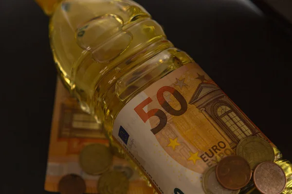 Aumento del precio del aceite de girasol, Botella de aceite con etiqueta y monedas de 50 euros, Conceptos — Foto de Stock