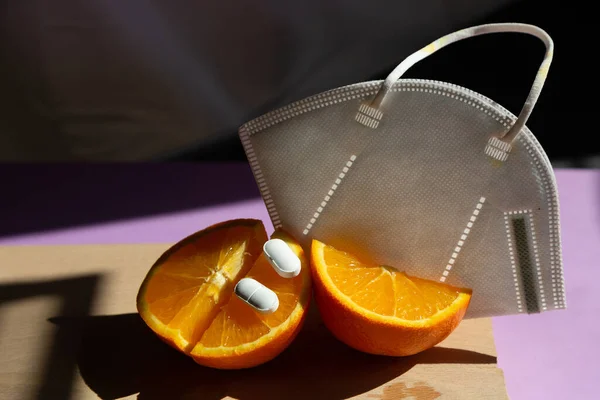 Turuncu Vitamini Maskeli Haplar Tahta Tahtada Kn95 Ffp2 Bağışıklık Koruma — Stok fotoğraf