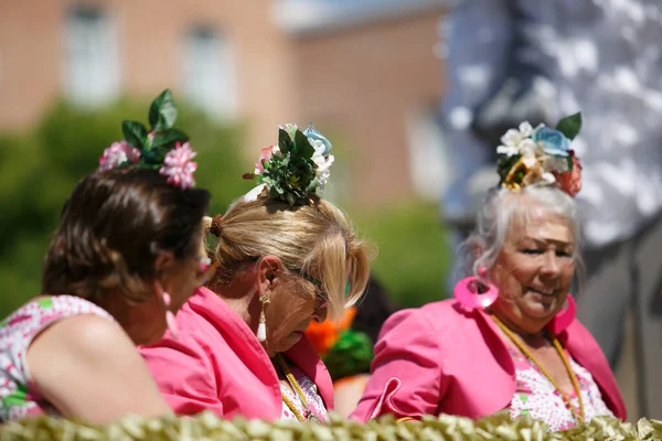CORDOBA,SPAIN - 2 May. 2022: Battle of the flowers, Women dressed in traditional flamenco dress on cart throwing flowers to the public in the Battle of Flowers parade, which marks the start of Cordoba Стокове Зображення