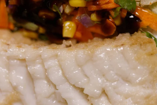 Close-up de uma chapa de bacalhau frito com salada variada — Fotografia de Stock