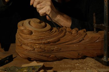 Marangozların elleri odun oyma, keski ve marangozluk işlerinde çalışıyor.