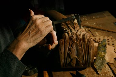 Marangozların elleri odun oyma, keski ve marangozluk işlerinde çalışıyor.