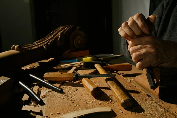 Craftsmans hands working on wood carving, with gouge and chisel Cabinetmaker, carpentry — Photo