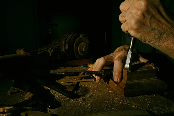 Marangozların elleri odun oyma, keski ve marangozluk işlerinde çalışıyor.