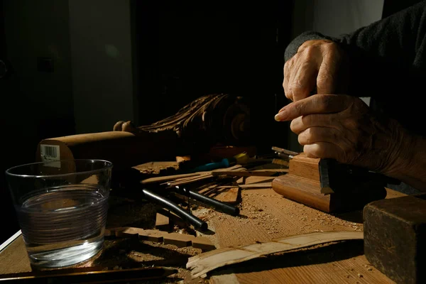 Manos de artesanos trabajando en la talla de madera, con gubia y cincel ebanista, carpintería —  Fotos de Stock
