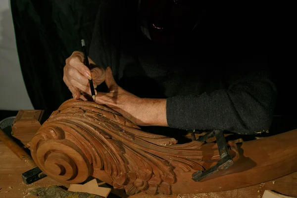 Mani di artigiani che lavorano sulla scultura in legno, con sgorbia e scalpello ebanista, falegnameria — Foto Stock