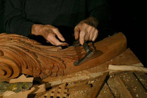 Manos de artesanos trabajando en la talla de madera, con gubia y cincel ebanista, carpintería — Foto de Stock