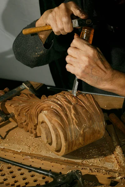 Ręce rzemieślników zajmujących się rzeźbieniem w drewnie, z gouge i dłutem — Zdjęcie stockowe
