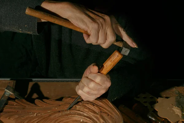 Craftsmans hands working on wood carving, with gouge and chisel Cabinetmaker, carpentry — стоковое фото