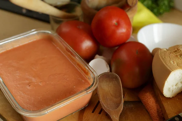Cordoba, İspanya 'dan geleneksel bir yemek olan Salmorejo' yu yapmak için gıda malzemeleri..