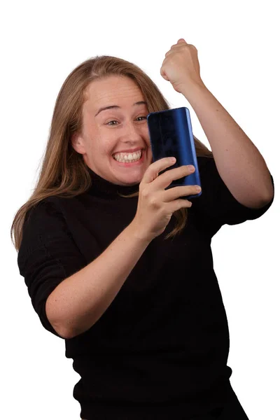 年轻的金发女郎 手拿着手机 穿着白色背景的黑色连衣裙 面带微笑 — 图库照片