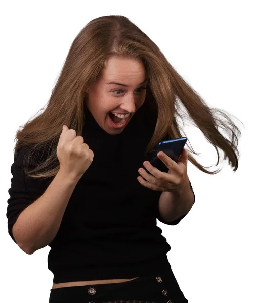 年轻的金发女郎 手拿着手机 穿着白色背景的黑色连衣裙 面带微笑 — 图库照片