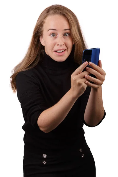 Молодая Блондинка Улыбается Мобильным Телефоном Руке Носить Черный Свитер Белым — стоковое фото