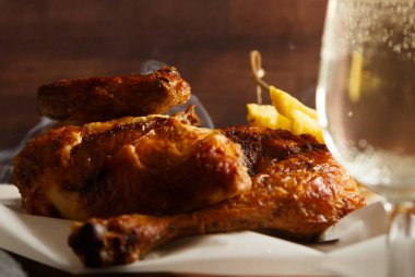 Patatesli tavuk ve bir bardak taze şarap, sağlıklı yemek, ev yemeği, aile yemeği.