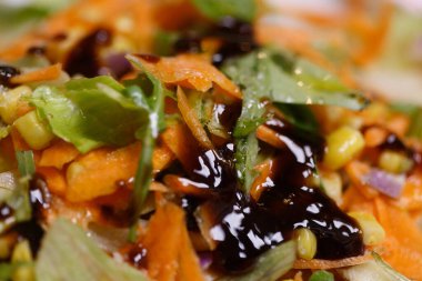 Evde servis edilen bir tabak taze karışık salata.