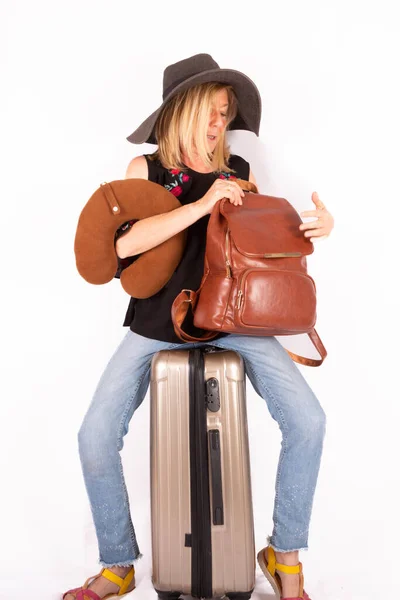 Reife Blonde Frau Sitzt Auf Einem Koffer Vorbereitung Für Den — Stockfoto