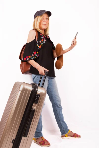 Ältere Blonde Frau Mit Handy Vorbereitung Auf Die Reise Mit — Stockfoto