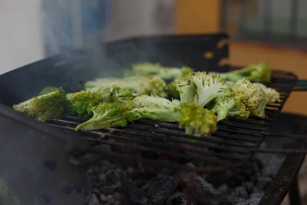 Brócolis Grelhados Num Churrasco Caseiro Terraço Exterior Comida Vegetariana Saudável — Fotografia de Stock