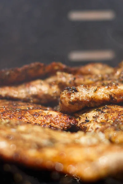 Hähnchenbraten Auf Dem Hausgemachten Grill Eines Privathauses Auf Der Terrasse — Stockfoto