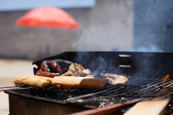 Pão Torrado Mão Com Pinças Churrasco Caseiro Fora Dia Ensolarado — Fotografia de Stock