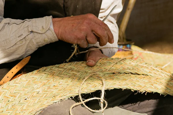 Mains Artisan Travail Herbe Esparto Avec Une Aiguille Artisanat Dans — Photo