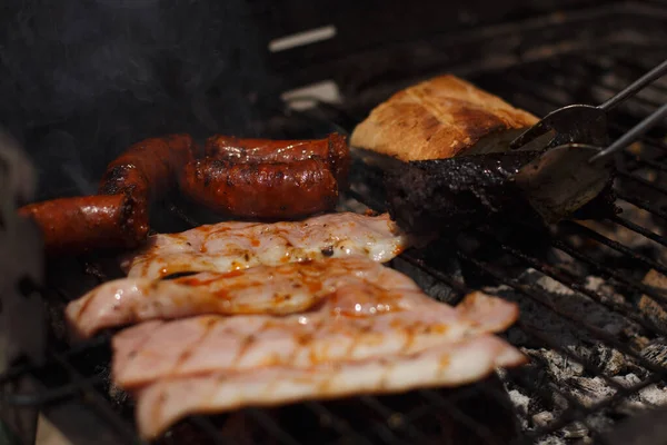Chouriço Bacon Pão Grelhado Churrasco Caseiro Fora Casa Almoço Com — Fotografia de Stock