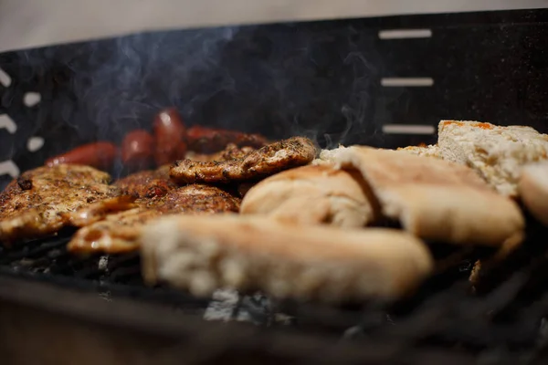 Chorizo Pancetta Pane Alla Griglia Sul Barbecue Fatto Casa Fuori — Foto Stock