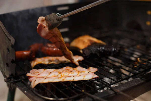 Chorizo Slaninou Grilovaným Chlebem Domácím Grilu Před Domem Oběd Přáteli — Stock fotografie