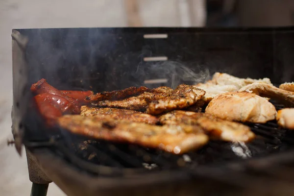 Chorizo Pancetta Pane Alla Griglia Sul Barbecue Fatto Casa Fuori — Foto Stock