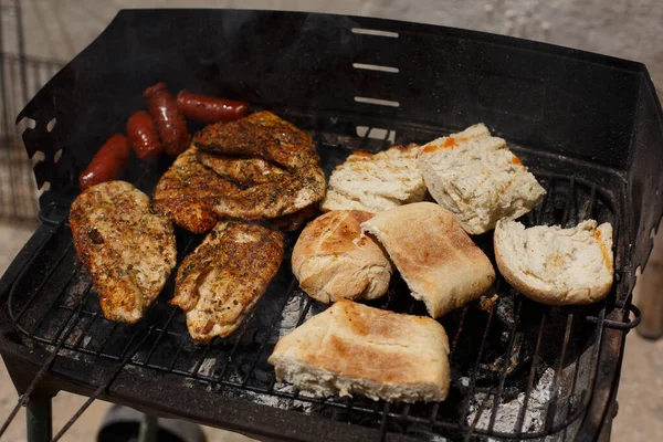 Chorizo Szalonna Grillezett Kenyér Házi Barbecue Házon Kívül Ebéd Barátokkal — Stock Fotó