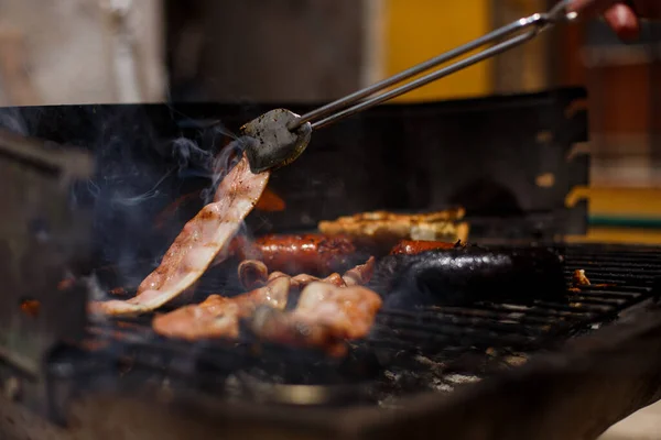 Metal Tongs Moving Smoked Pork Bacon Outdoor Barbecue House Family — 스톡 사진