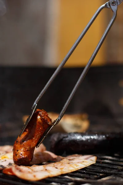 Metalen Tangen Verplaatsen Gerookt Varkensvlees Spek Outdoor Barbecue Buiten Het — Stockfoto