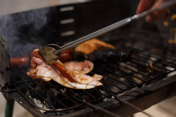 Pinças Metal Movendo Bacon Porco Defumado Churrasco Livre Fora Casa — Fotografia de Stock